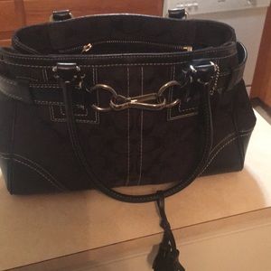 Black coach bag w traditional C pattern.
